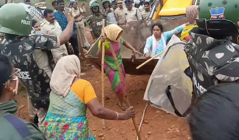 Khammam में तनाव, अधिकारियों ने भूदान की ज़मीन पर रह रहे करीब 600 परिवारों को निकाला