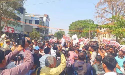 Dharwad में भर्ती में देरी की निंदा करते हुए छात्रों ने फिर से बड़ा विरोध प्रदर्शन किया