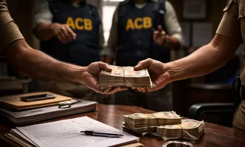 Andhra के दो पुलिस अधिकारी 3 लाख रुपये की रिश्वत लेते हुए पकड़े गए