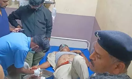 Dharwad : बूचड़खाने के पास एक सांड के मुक्के से इंस्पेक्टर प्रभु गंगोली घायल हो गए Dharwad : बूचड़खाने के पास एक सांड के मुक्के से इंस्पेक्टर प्रभु गंगोली घायल हो गए