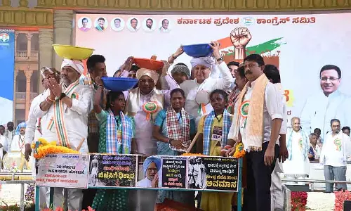 Chikkaballapur में मनरेगा बचाओ कॉन्फ्रेंस: कीचड़ से शुरुआत Chikkaballapur में मनरेगा बचाओ कॉन्फ्रेंस: कीचड़ से शुरुआत