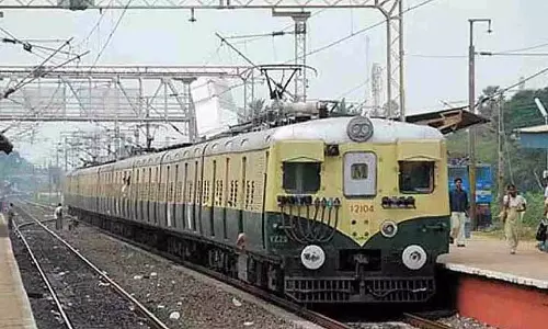 Chennai: EMU में रुकावट से रोज़ाना आने-जाने में दिक्कत जारी है Chennai: EMU में रुकावट से रोज़ाना आने-जाने में दिक्कत जारी है