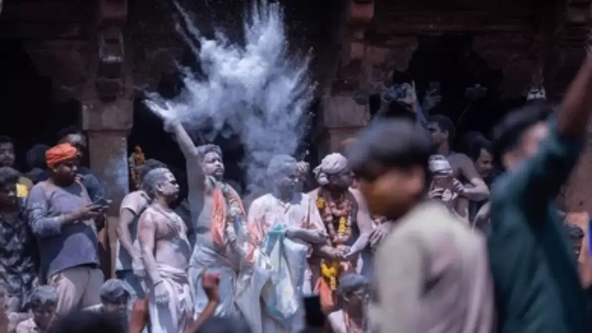 मसान होली: वाराणसी का एक ऐसा त्योहार जहां पारंपरिक गुलाल की जगह राख का करते है इस्तेमाल मसान होली: वाराणसी का एक ऐसा त्योहार जहां पारंपरिक गुलाल की जगह राख का करते है इस्तेमाल