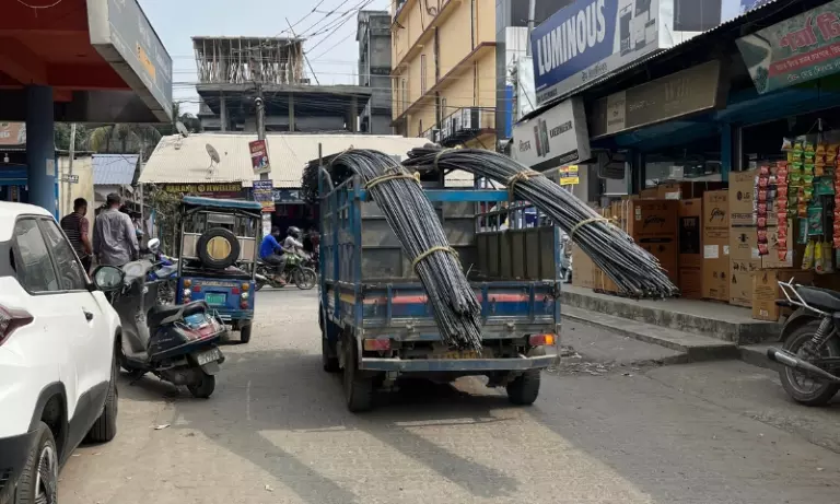 Assam: पाठशाला में कमर्शियल गाड़ियां यात्रियों के लिए सुरक्षा चिंता का विषय