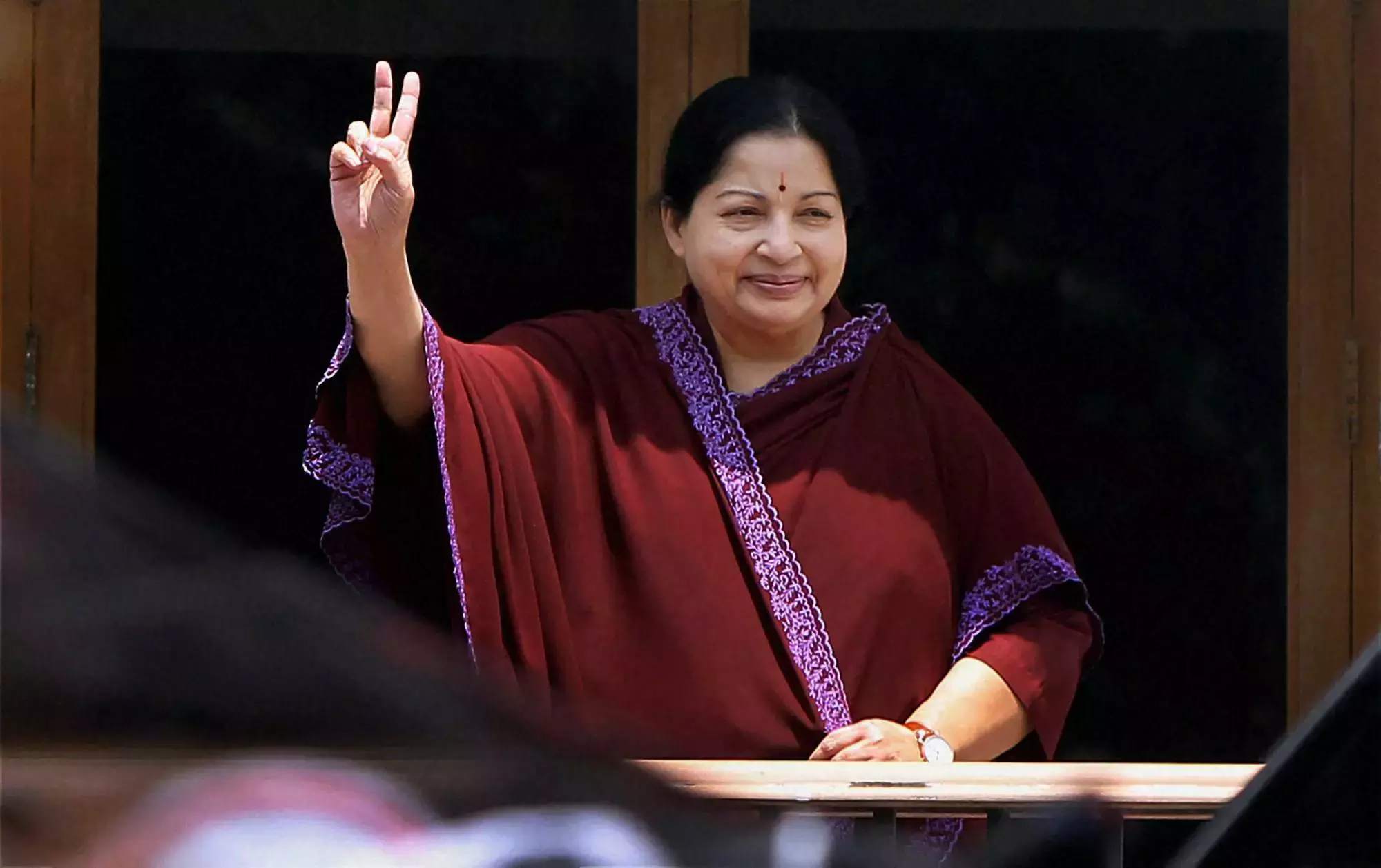सिल्क Sari में आयरन एम्प्रेस जे. जयललिता के कई जीवन का जश्न सिल्क Sari में आयरन एम्प्रेस जे. जयललिता के कई जीवन का जश्न