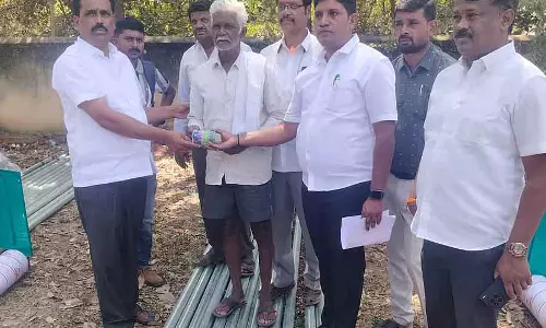 Shidalghatta : लाभार्थियों को पंप मोटर वितरित किए गए Shidalghatta : लाभार्थियों को पंप मोटर वितरित किए गए