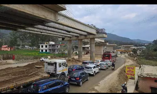 Pathankot-Mandi हाईवे पर मालन में ट्रैफिक जाम से यात्रियों को परेशानी