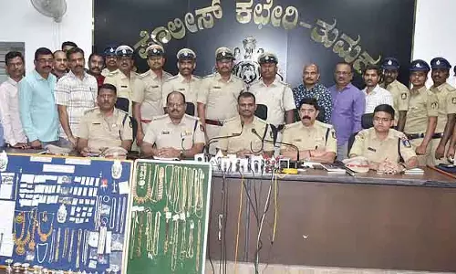 Gold की दुकान में डकैती: ₹26 लाख के गहने ज़ब्त, चार गिरफ्तार Gold की दुकान में डकैती: ₹26 लाख के गहने ज़ब्त, चार गिरफ्तार