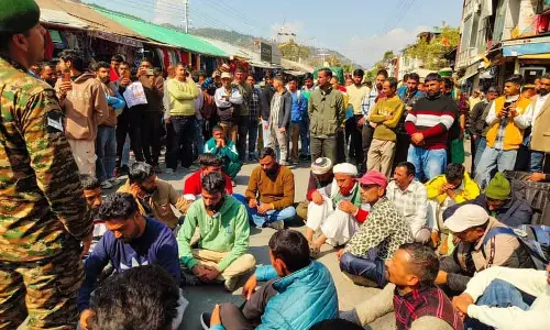 Chamba में 36 साल के युवक की ‘हत्या’ को लेकर परिवार ने किया विरोध प्रदर्शन Chamba में 36 साल के युवक की ‘हत्या’ को लेकर परिवार ने किया विरोध प्रदर्शन