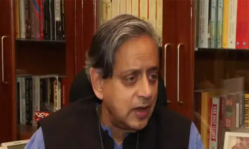 Shashi Tharoor ने राष्ट्रपति भवन में सी राजगोपालाचारी की प्रतिमा के अनावरण की प्रशंसा की Shashi Tharoor ने राष्ट्रपति भवन में सी राजगोपालाचारी की प्रतिमा के अनावरण की प्रशंसा की