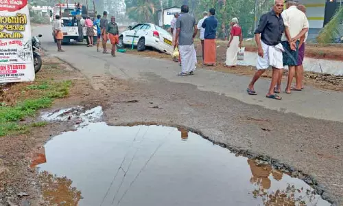 Kerala : सड़क पर गड्ढा काटते समय कार नहर में गिर गई Kerala : सड़क पर गड्ढा काटते समय कार नहर में गिर गई