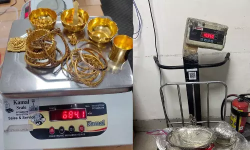 एयरपोर्ट पर कस्टम विभाग ने महिला तस्कर को पकड़ा, 5.42 करोड़ के आभूषण और लग्जरी घड़ियां जब्त एयरपोर्ट पर कस्टम विभाग ने महिला तस्कर को पकड़ा, 5.42 करोड़ के आभूषण और लग्जरी घड़ियां जब्त