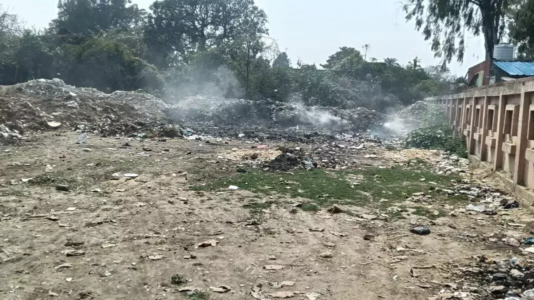 Farrukhabad: ओपीडी के पास बायो कचरा जलाने से हंगामा Farrukhabad: ओपीडी के पास बायो कचरा जलाने से हंगामा