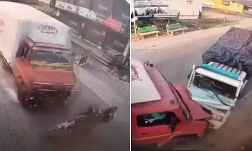 बाइक सवारों को बचाते-बचाते टैंपो-जीप की आमने-सामने टक्कर बाइक सवारों को बचाते-बचाते टैंपो-जीप की आमने-सामने टक्कर