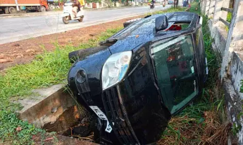 Kerala : लापरवाही से कार पलटी बचाने की कोशिश में कार की चपेट में आने से ऑटो ड्राइवर घायल
