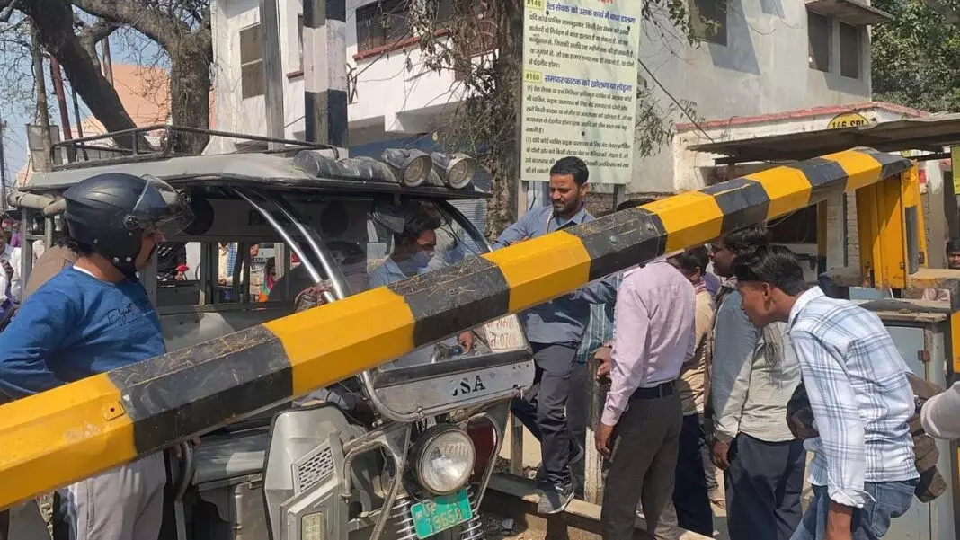 Farrukhabad: ई-रिक्शा की टक्कर से फाटक क्षतिग्रस्त Farrukhabad: ई-रिक्शा की टक्कर से फाटक क्षतिग्रस्त