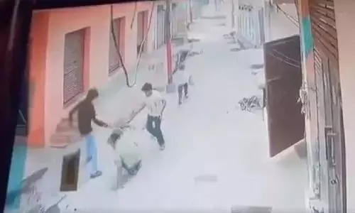 ग्रेटर नोएडा में दिनदहाड़े घर के बाहर गोली मारकर हत्या, घटना CCTV में कैद
