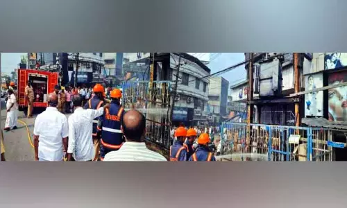 Kerala : अंगमाली शहर में ट्रांसफार्मर में आग लग गई Kerala : अंगमाली शहर में ट्रांसफार्मर में आग लग गई