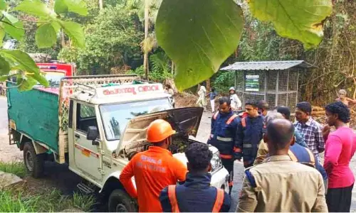 Kerala : एक चलती पिकअप वैन में आग लग गई