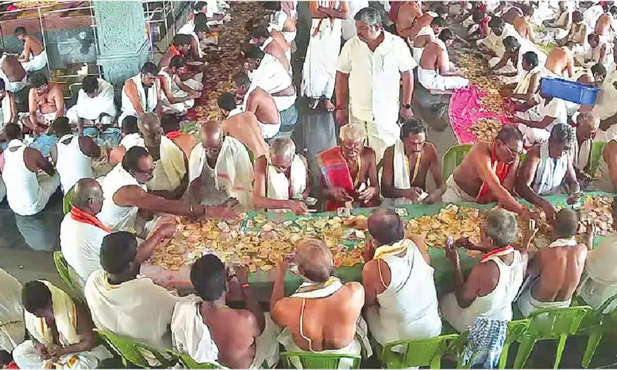 Andhra: हुंडी संग्रह से 46 लाख रुपये मिले Andhra: हुंडी संग्रह से 46 लाख रुपये मिले