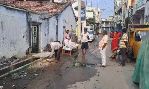 किराए के मकान में बुजुर्ग महिला की मौत, मालिक ने Body सड़क पर फेंका किराए के मकान में बुजुर्ग महिला की मौत, मालिक ने Body सड़क पर फेंका