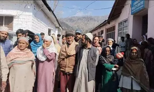 Koteranka में हेल्थकेयर सुविधाओं की कमी को लेकर स्थानीय लोगों ने विरोध प्रदर्शन किया