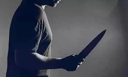 Palghar : मानसिक रूप से बीमार आदमी ने शादीशुदा बहन की कुल्हाड़ी से काटकर हत्या कर दी Palghar : मानसिक रूप से बीमार आदमी ने शादीशुदा बहन की कुल्हाड़ी से काटकर हत्या कर दी