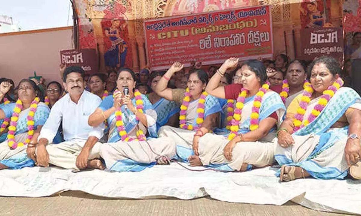 Andhra: आंगनवाड़ी वर्कर्स ने न्यूनतम वेतन की मांग की