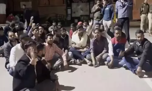लखनऊ विश्वविद्यालय ने Lal Baradari में नमाज़ पढ़ने पर 13 छात्रों को नोटिस जारी किया लखनऊ विश्वविद्यालय ने Lal Baradari में नमाज़ पढ़ने पर 13 छात्रों को नोटिस जारी किया