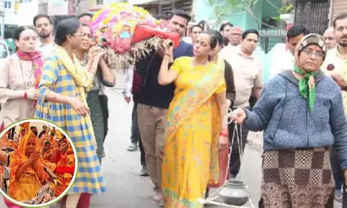 Indore : बेटियां मां के शव को अंतिम संस्कार के लिए ले गई