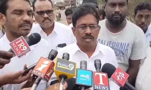 Advocate सुगुना राव ने खम्मम में गलत तरीके से की गई तोड़फोड़ की निंदा की Advocate सुगुना राव ने खम्मम में गलत तरीके से की गई तोड़फोड़ की निंदा की