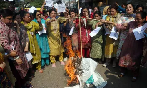 BJP महिला मोर्चा ने प्रेस क्लब में बड़ा विरोध प्रदर्शन किया BJP महिला मोर्चा ने प्रेस क्लब में बड़ा विरोध प्रदर्शन किया