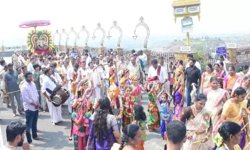 जगन्मोहिनी की सजावटी सेवा में Yadagirigutta