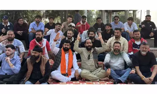 युवा राजपूत सभा ने जम्मू में NLU के लिए दिन भर विरोध प्रदर्शन किया युवा राजपूत सभा ने जम्मू में NLU के लिए दिन भर विरोध प्रदर्शन किया