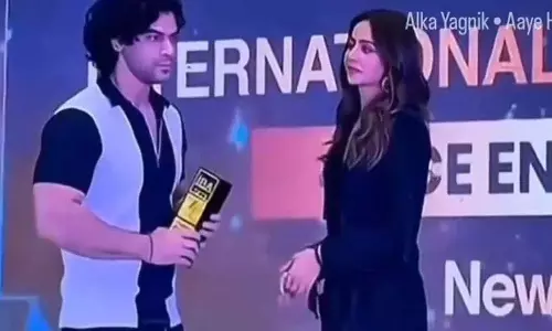 Rakul Preet Singh को स्टेज पर अजीबोगरीब पल का सामना करना पड़ा Rakul Preet Singh को स्टेज पर अजीबोगरीब पल का सामना करना पड़ा