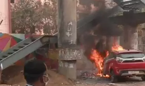 रायपुर कोर्ट के सामने कार में लगी आग, वीडियो रायपुर कोर्ट के सामने कार में लगी आग, वीडियो