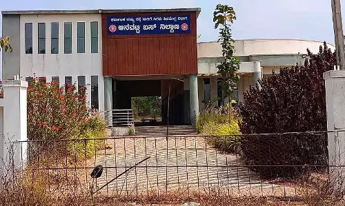 KSRTC बस स्टैंड: 4 साल बाद भी काम पूरा नहीं हुआ KSRTC बस स्टैंड: 4 साल बाद भी काम पूरा नहीं हुआ