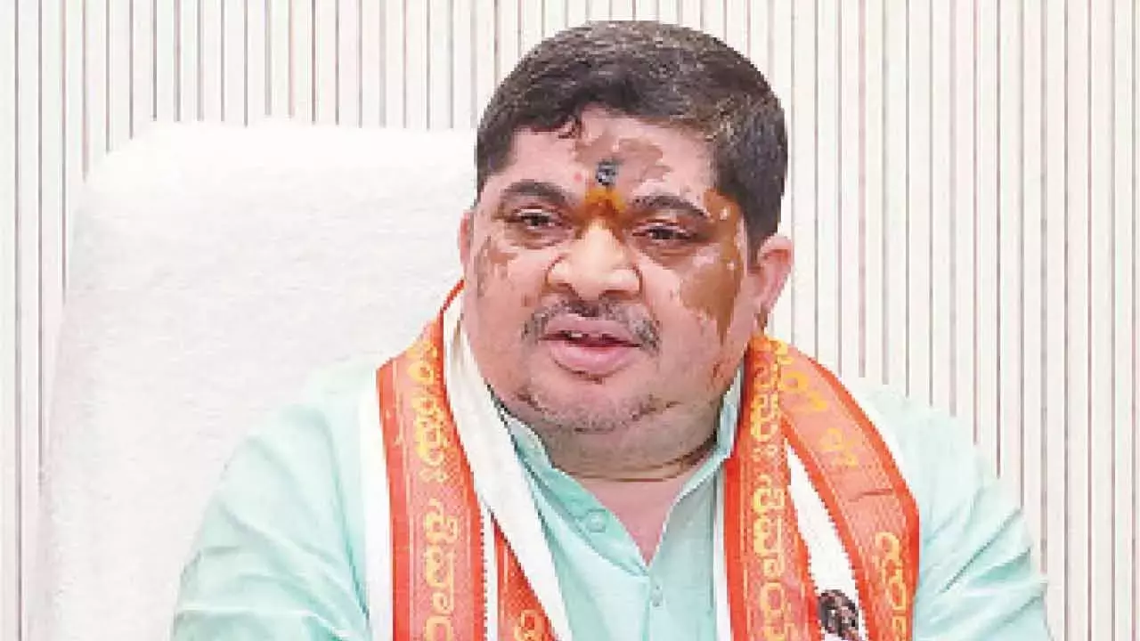 पोन्नम ने RTC कर्मचारियों से प्रस्तावित विरोध प्रदर्शन वापस लेने की अपील की