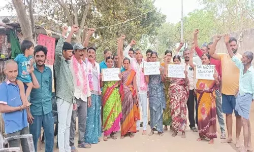 Ropedu के किसानों ने यासांगी फसल आश्वासन में देरी को लेकर विरोध प्रदर्शन किया