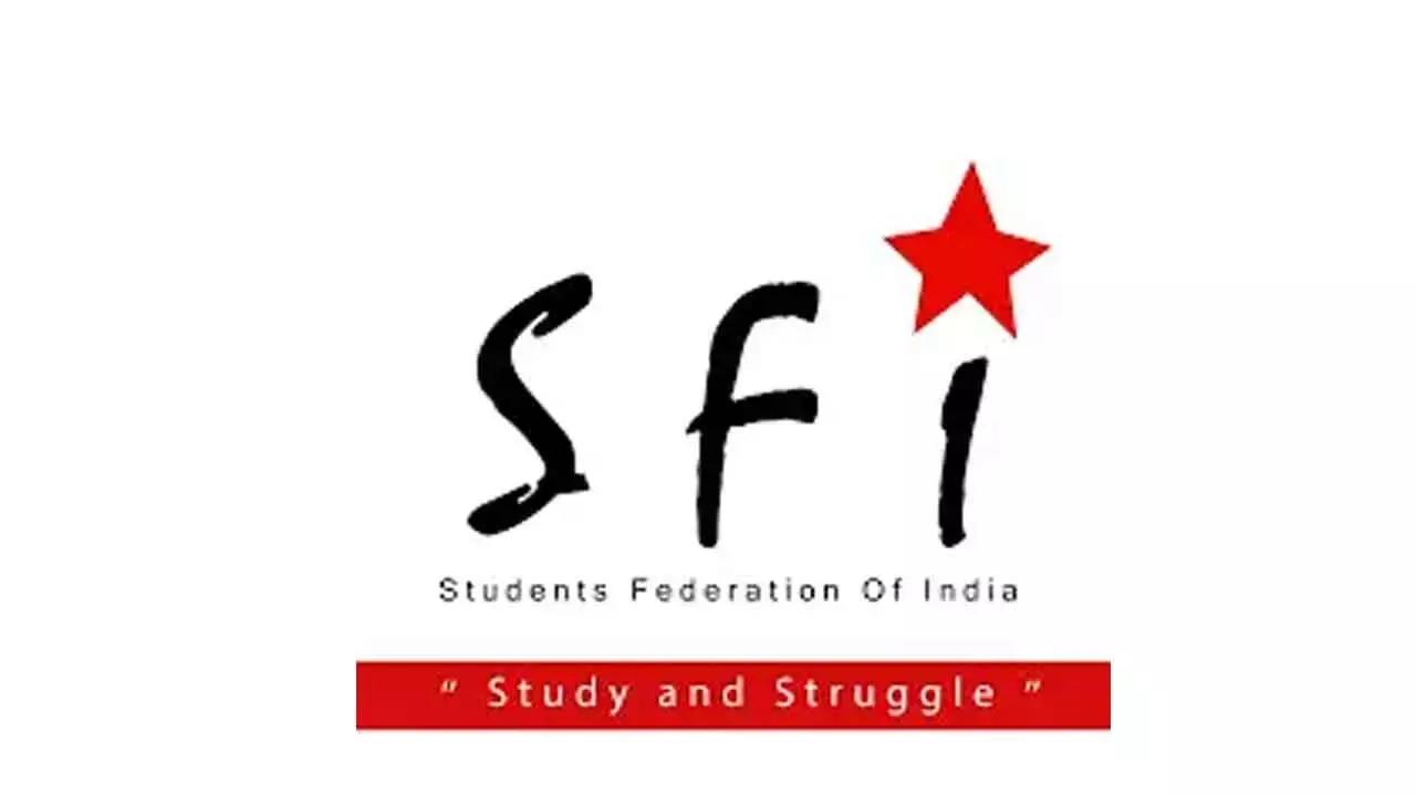 SFI ने हॉल टिकट रोकने वाले कॉलेजों के खिलाफ कार्रवाई की मांग की SFI ने हॉल टिकट रोकने वाले कॉलेजों के खिलाफ कार्रवाई की मांग की