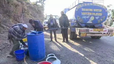Rajouri: रमजान में जल संकट से परेशान स्थानीय लोग Rajouri: रमजान में जल संकट से परेशान स्थानीय लोग