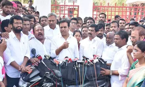 BRS के कार्यकारी अध्यक्ष केटीआर ने आदिलाबाद जेल में बाल्का सुमन से मुलाकात की BRS के कार्यकारी अध्यक्ष केटीआर ने आदिलाबाद जेल में बाल्का सुमन से मुलाकात की
