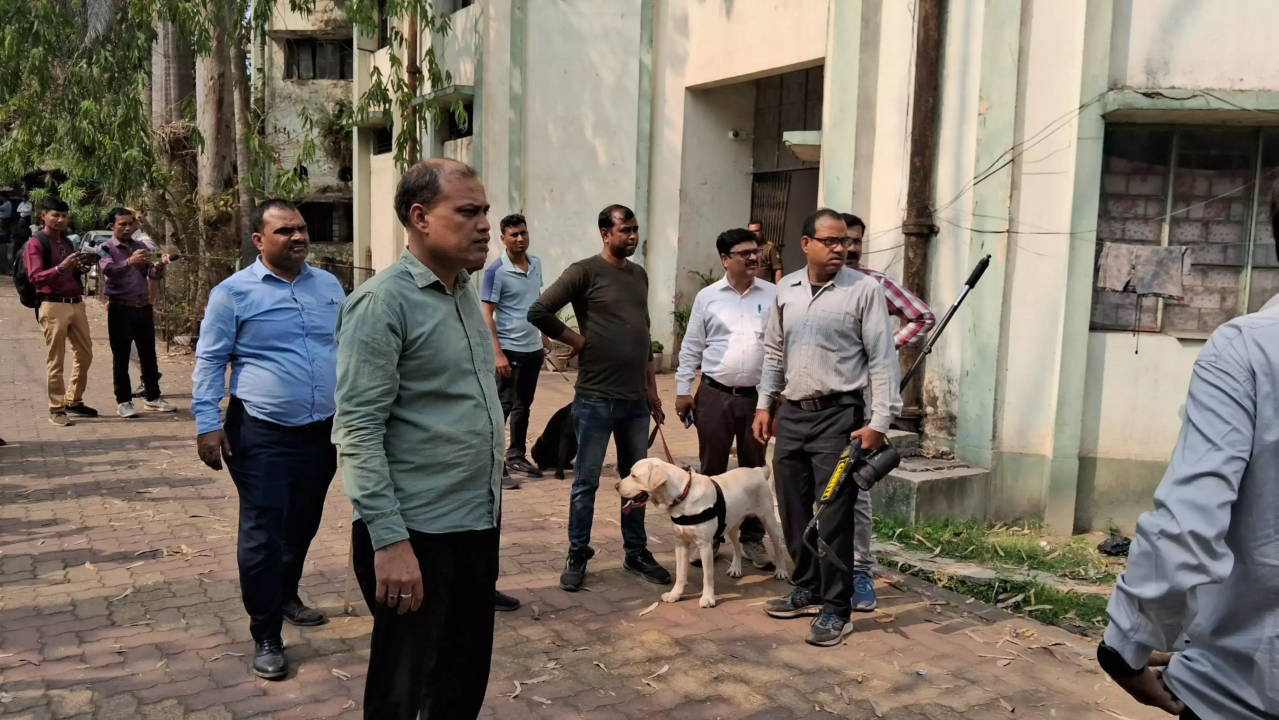 Asansol: ईमेल से मिली धमकी, कोर्ट परिसरों में हड़कं Asansol: ईमेल से मिली धमकी, कोर्ट परिसरों में हड़कं