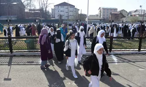 कश्मीर में ब्रेक के बाद सेकेंडरी और HR सेकेंडरी स्कूल फिर से खुले कश्मीर में ब्रेक के बाद सेकेंडरी और HR सेकेंडरी स्कूल फिर से खुले
