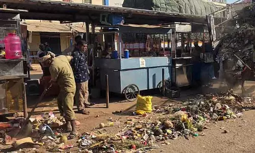 Karnataka : नगर पालिका ने दुकान के सामने कचरा लाकर रख दिया