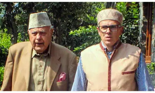 Farooq, उमर ने नजीर अहमद को श्रद्धांजलि दी Farooq, उमर ने नजीर अहमद को श्रद्धांजलि दी