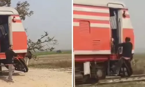 Loco Pilot ने रस्सी से मानवरहित संभल क्रॉसिंग को सुरक्षित किया, फिर चलती ट्रेन पर कूदा Loco Pilot ने रस्सी से मानवरहित संभल क्रॉसिंग को सुरक्षित किया, फिर चलती ट्रेन पर कूदा