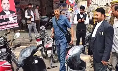 लखनऊ सिविल कोर्ट में बम की धमकी, Police और बम निरोधक दस्ते ने तलाशी अभियान शुरू किया लखनऊ सिविल कोर्ट में बम की धमकी, Police और बम निरोधक दस्ते ने तलाशी अभियान शुरू किया