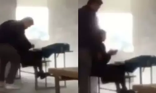 Deoria के स्कूल टीचर पर स्टूडेंट से छेड़छाड़ का आरोप Deoria के स्कूल टीचर पर स्टूडेंट से छेड़छाड़ का आरोप