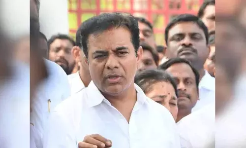 KTR ने AICC को 1,000 करोड़ रुपये भेजने की तैयारी के रेवंत के दावों पर केंद्र से जवाब मांगा KTR ने AICC को 1,000 करोड़ रुपये भेजने की तैयारी के रेवंत के दावों पर केंद्र से जवाब मांगा